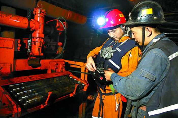 山东能源淄矿集团亭南煤业公司瓦斯抽采队队员在操作智能打钻机器人。（马鹏武 摄）