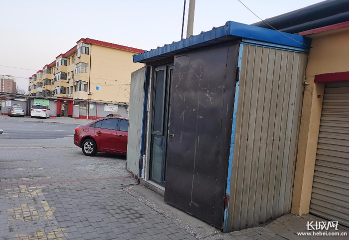 沧州黄骅市化工小区内私自改建的小房占用了消防通道。网友供图