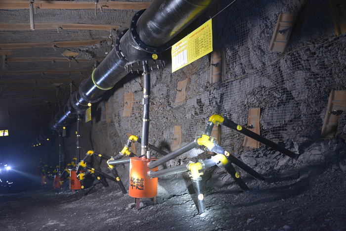 华阳新材料集团新景公司采用低位抽采巷下向造穴钻孔工艺。（周志新 摄）