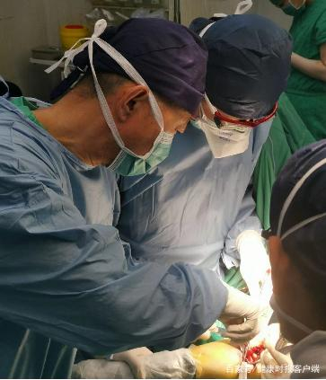 北京积水潭医院常务副院长蒋协远教授团队正在对患者进行肘关节手术。受访者供图