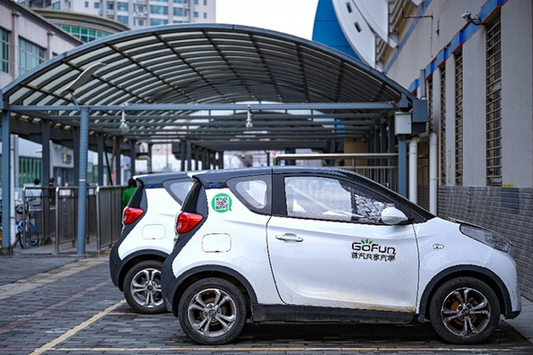 　　北京一处共享汽车停放点。潘悦　摄