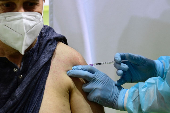 △欧洲地区民众接种阿斯利康疫苗 （图片来源：WSJ）