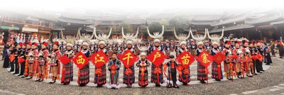 西江千户苗寨景区举办文艺演出。曾艳红摄