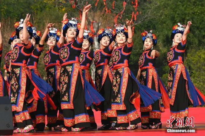 资料图：羌族民众载歌载舞欢庆羌年。中新社记者 安源 摄