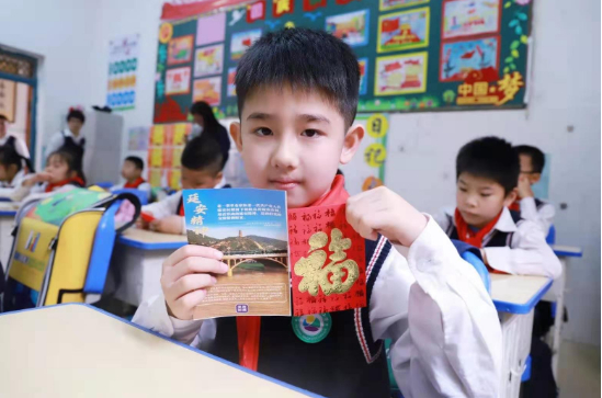 广西玉林市玉东新区第二小学的学生收到“红色精神”开学红包。（图片由玉林市教育局提供）