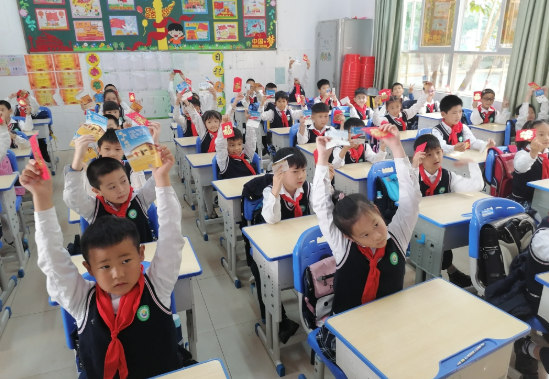 广西玉林市玉东新区第二小学的学生收到“红色精神”开学红包。（图片由玉林市教育局提供）