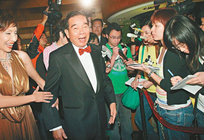 身边美人不断的郑裕彤最早受岳父扶持起家。图源：视觉中国