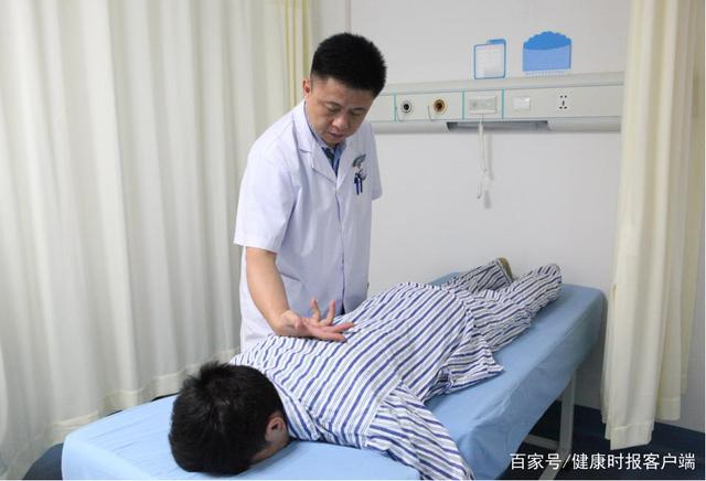 赵焰通过推拿治疗帮助早期患者恢复了正常生活，娶妻生子。受访者供图