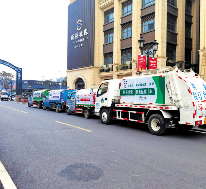 金牛区沙河源街道新桥社区，垃圾运输车在清运不同类型的垃圾