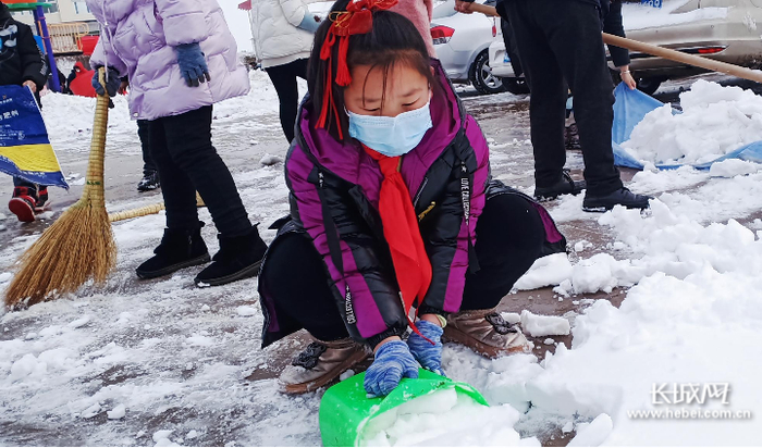 　　唐山市乐亭县新寨镇撒马店小学，师生正在扫雪清洁校园。通讯员 戴亚新 摄