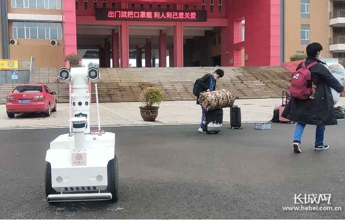 邯郸市第一中学门口的智能机器人负责检测入校学生们的体温。记者 武萌 摄
