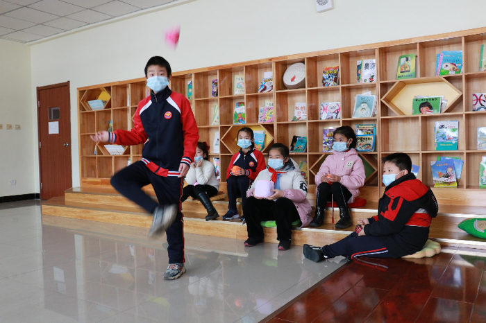 　　唐山市乐亭县第二实验小学四年级学生开学第一天展示寒假中亲手制作的沙包。通讯员 赵翠婷 供图