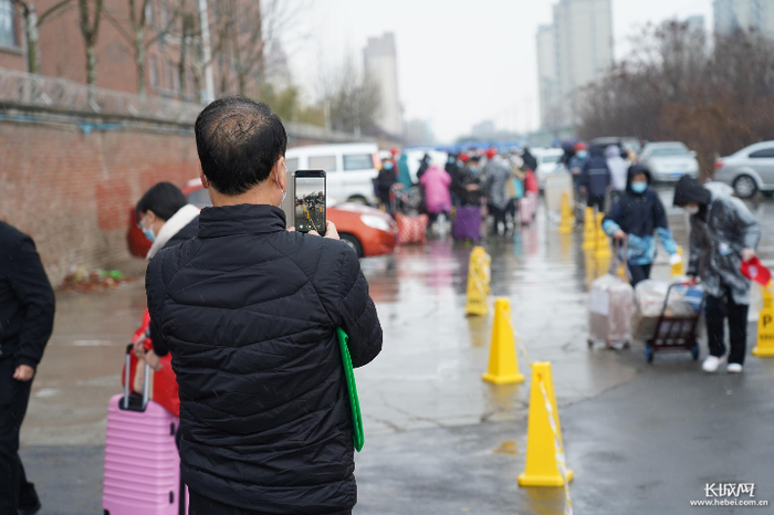 石家庄石门实验学校校门口，一位父亲目送孩子入校。通讯员 陈新洁 供图