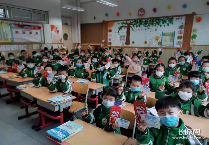 　　喜抢红包，开学惊喜。盛世长安小学一年级三班为每位同学准备了一个大红包，红包里装着一封老师亲手写的表扬信，以及一根棒棒糖，希望同学们新学期每天都生活甜如蜜。盛世长安小学 供图