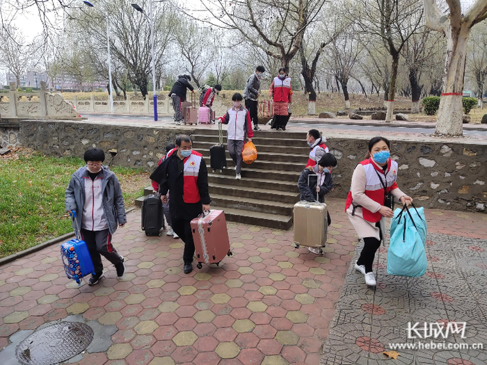 　　鹿泉一中家委会成员协助学生入校。通讯员 黄利伟 供图