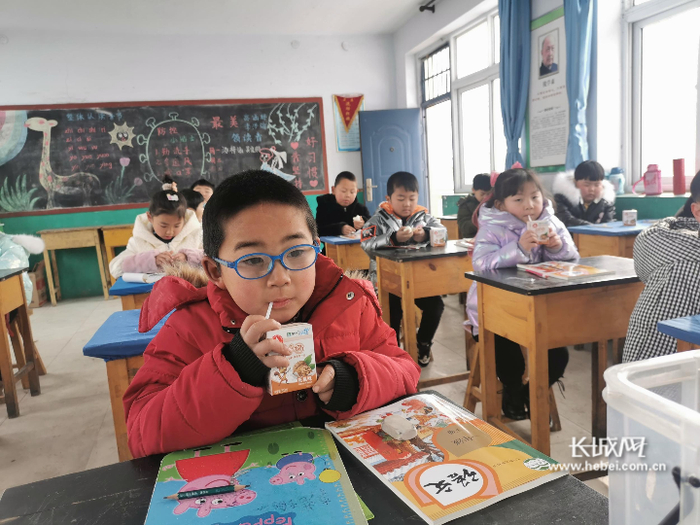 　　唐山市乐亭县大相各庄小学开学第一天学生享受美味的课间营养餐。通讯员 赵翠婷 供图