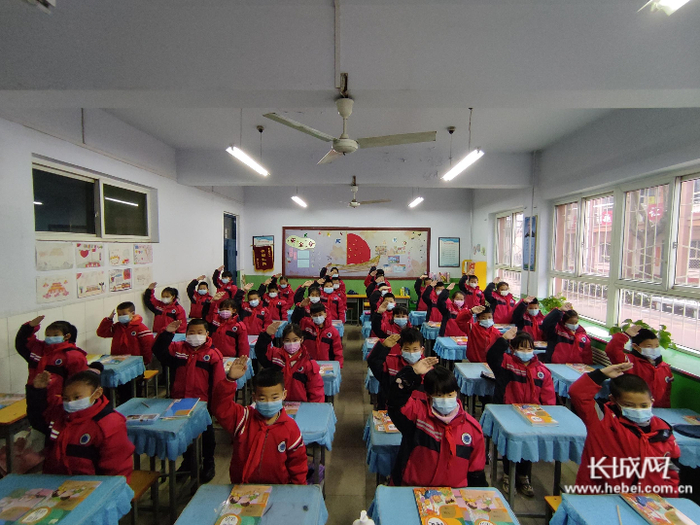 井陉县微矿路学校在开学第一天举行室内升旗仪式。通讯员 贾春良 供图