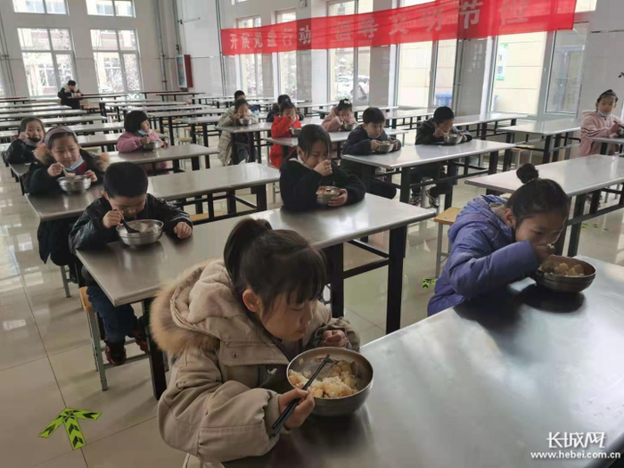 　　石家庄井陉县良河西学校，学生有序就餐。通讯员 高智鹏 供图