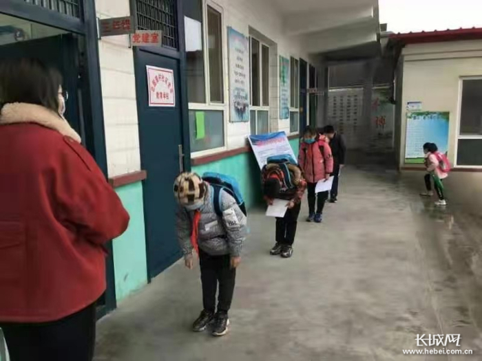 　　石家庄井陉县威州镇北固底小学学生面对一大清早来扫雪、测温的老师，行队礼并深深地鞠躬道：“老师您辛苦！”通讯员 高九萍 供图