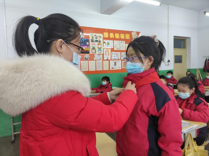石家庄井陉县南张村小学老师为学生规范佩戴红领巾，尽显开学相聚情！通讯员 张剑华 供图