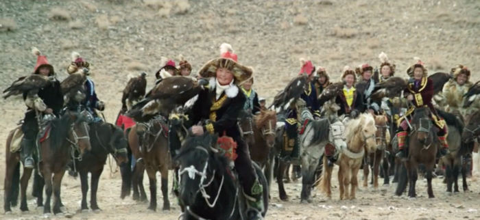 艾索潘是参加金鹰节的首位女驯鹰猎人