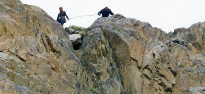 父亲用绳索将艾索潘放下山崖