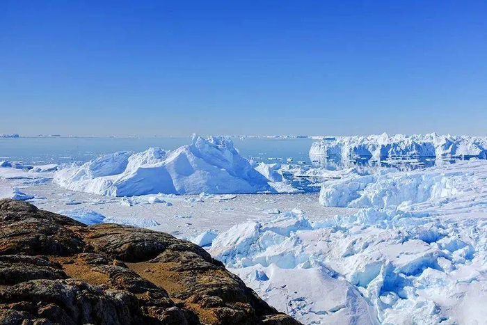 达尔克冰川边缘。