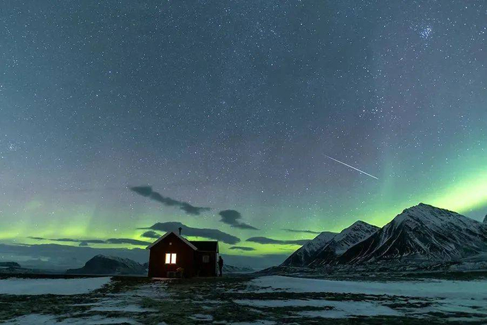 双子座流星雨极大值时划过天空的流星和极光。