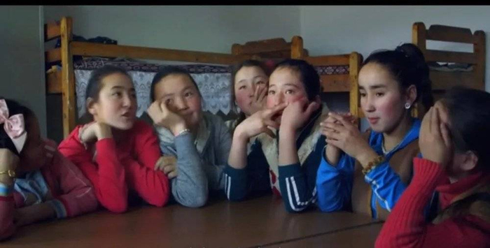 艾索潘（左起第三位）和她的同学们