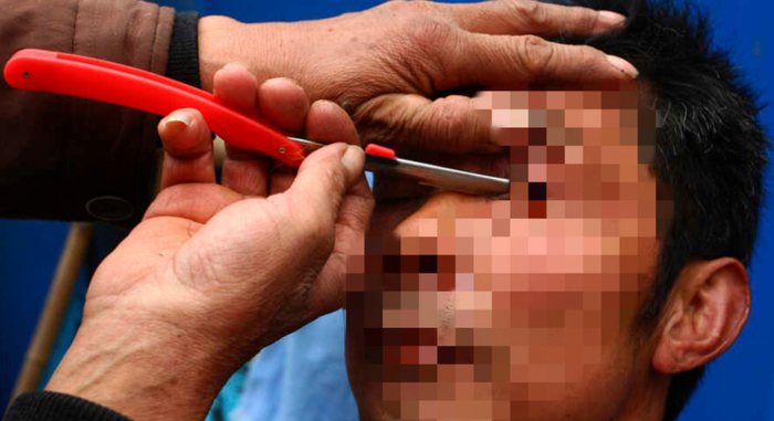 “在成都亲眼见过一次洗眼，那个人的表情就像在天堂般平静”