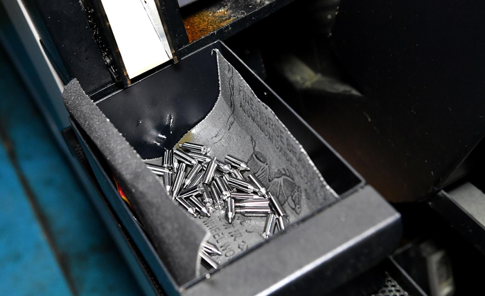 西安航天动力测控技术研究所精密机械加工研究室的车间内，卧式加工中心在夜间无人值守的情况下加工的航天产品零部件（3月18日摄）。新华社记者 刘潇 摄