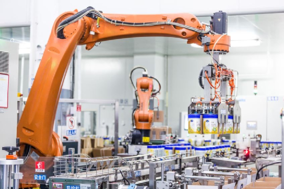 自此一役，飞鹤的全产业链，又多了一层保障，其奶粉龙头的地位也愈发稳固。