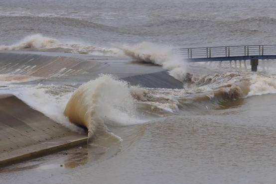 北纬30度附近的钱塘江大潮