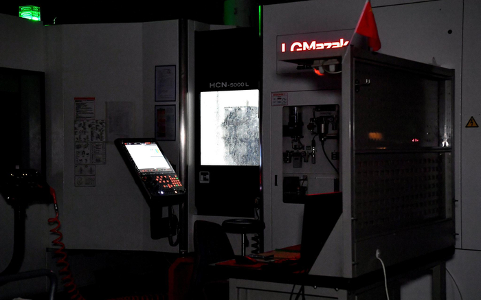 西安航天动力测控技术研究所精密机械加工研究室的车间内，卧式加工中心在夜间无人值守的情况下加工航天产品零部件（3月18日摄）。新华社记者 刘潇 摄