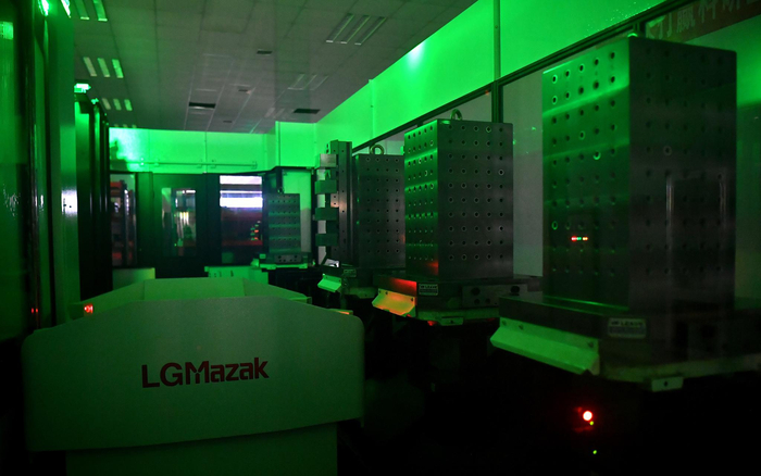 西安航天动力测控技术研究所精密机械加工研究室的车间内，卧式加工中心在夜间无人值守的情况下加工航天产品零部件（3月18日摄）。新华社记者 刘潇 摄