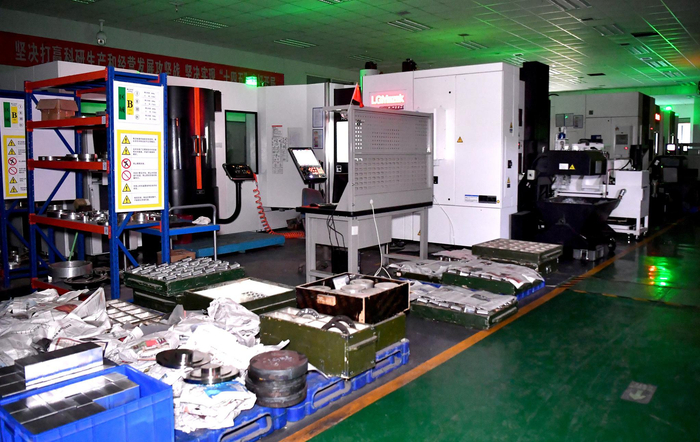 西安航天动力测控技术研究所精密机械加工研究室的车间内，卧式加工中心在夜间无人值守的情况下加工航天产品零部件（3月18日摄）。新华社记者 刘潇 摄