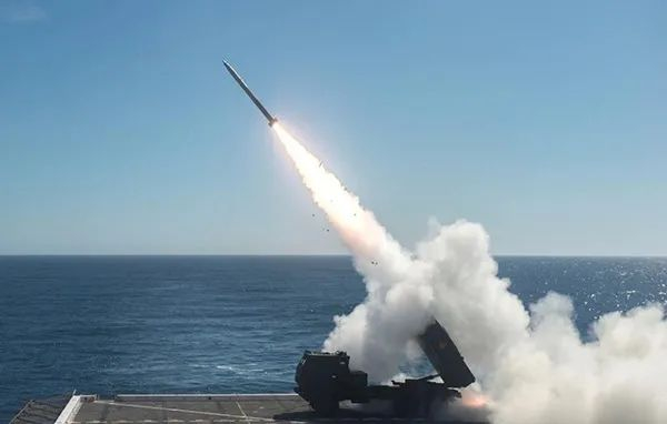 近年来，美国海军陆战队一直探索一些新的作战方式，图为海军陆战队“海马斯”火箭炮在“安克雷奇”号船坞登陆舰的飞行甲板上试射火箭弹。