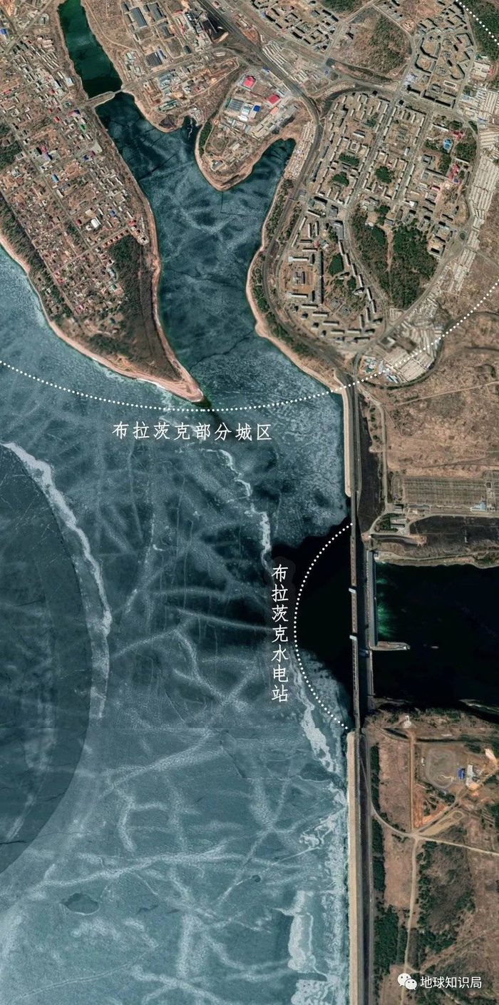 水库的建设淹没了最初的一些定居点，现在的城区部分都是水库建设之后搬迁而来（图：Google map）