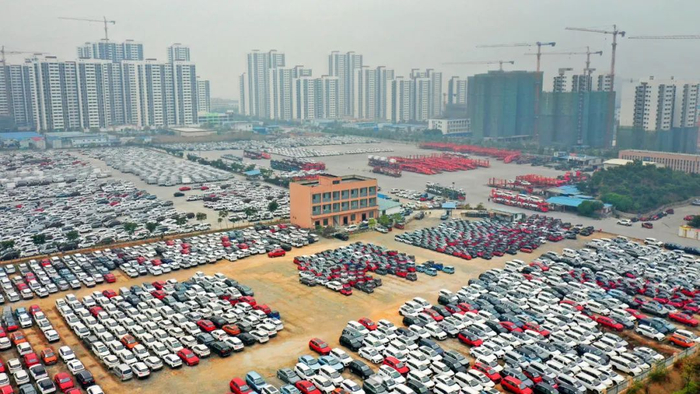 ▲柳州市河西工业区一处汽车整车暂存停车场，一辆辆柳州产小汽车整齐停放，等待外运。黎寒池 摄