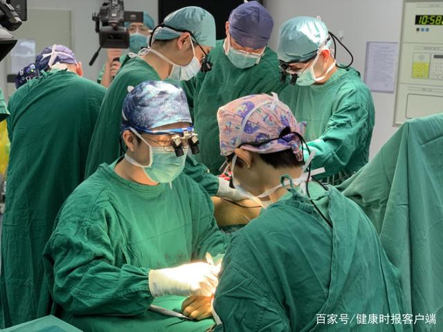 北京积水潭医院手外科陈山林专家团队正在为患者进行手术。受访者供图