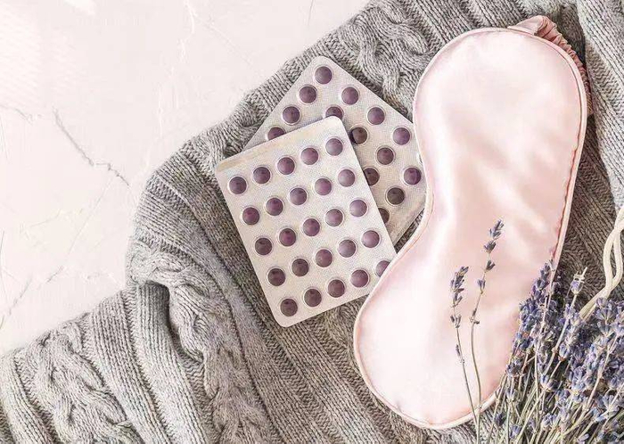 助眠眼罩和药物 图源：站酷海洛