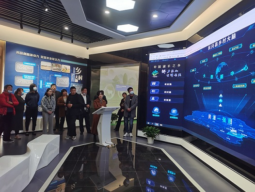 图为浙江省长兴县吕山乡干部为参观者介绍乡村大脑的功能和应用。