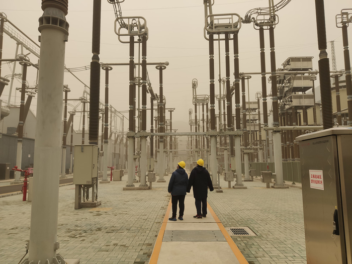 △  国网北京检修公司柔直运维班员工对延庆换流站进行异常天气特巡。  孙红旭/摄