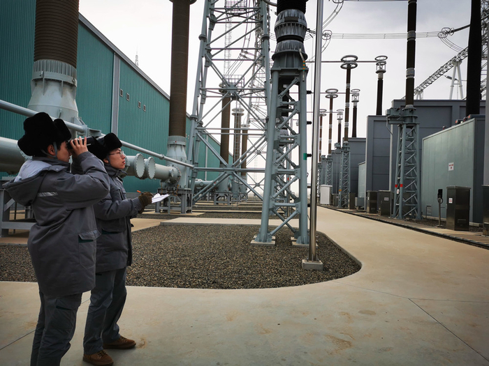 △  冀北电力检修公司员工在1000千伏特高压张家口站特巡。王京京/摄