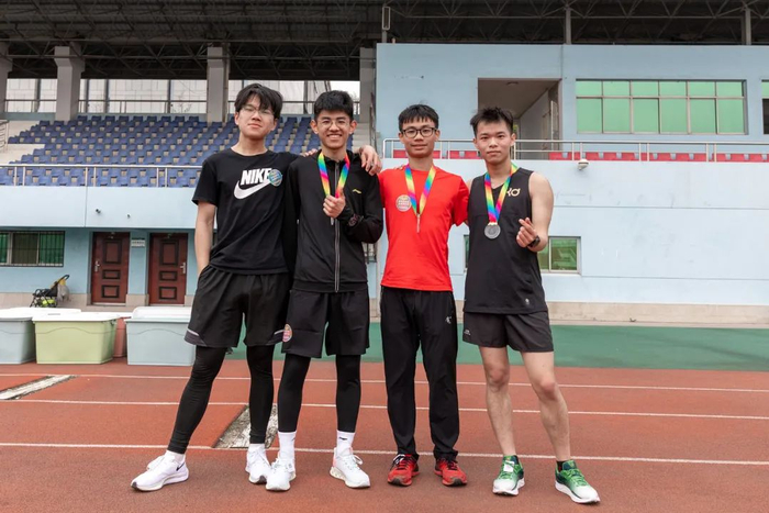 ▲同学们冲过终点线后一起合影留念（骆嘉 摄）