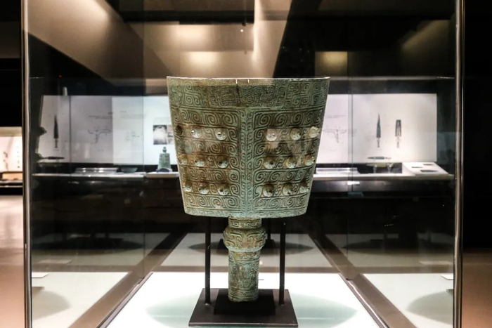 ▲ 上图，浦城管九村土墩墓出土青铜剑，摄影/动脉影；下图，建瓯出土青铜铙，摄影/LUKE