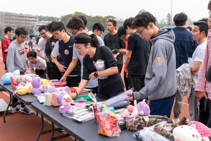 ▲抵达终点的师生们开心挑选着奖品（杨宇轩 摄）