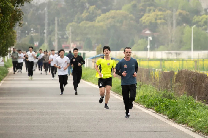 ▲同学们跑过油菜试验田（刘博文 摄）