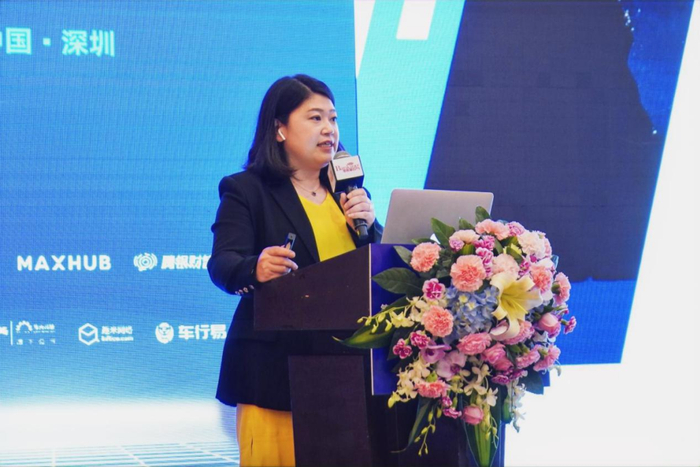 图3：德勤管理咨询合伙人杨鑫女士在高峰论坛上发表主题演讲