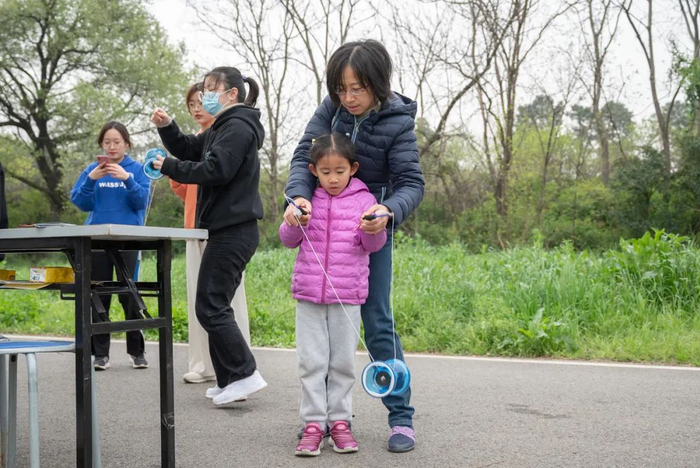 亲子参加抖空竹活动（王晗藓 摄）